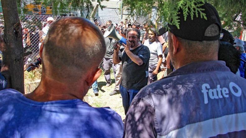 El Sindicato Único de Trabajadores del Neumático Argentino (SUTNA) reclama la apertura de la fábrica Fate.