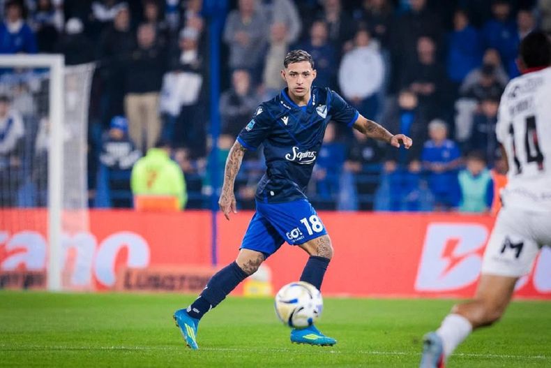 Simón Escobar se destaca en Vélez.