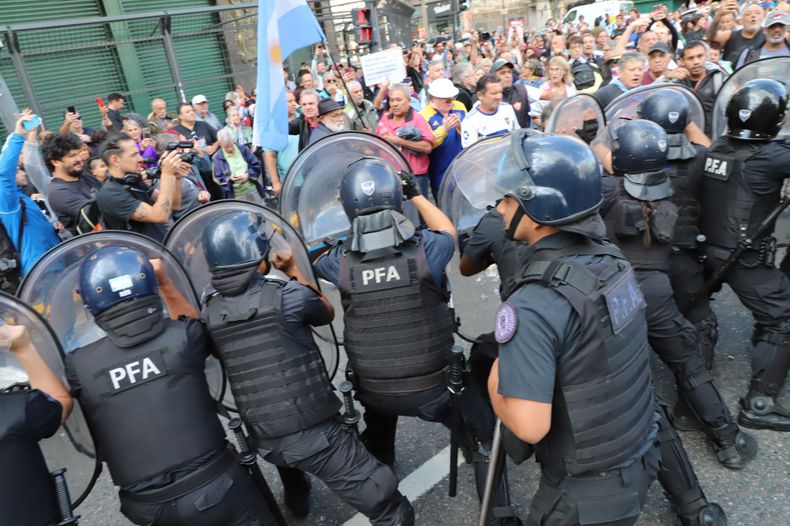 Se produjo una represión policial en los alrededores del Congreso.