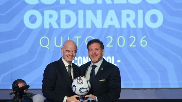 Gianni Infantino, presidente de FIFA con su par de Conmebol, Alejandro Domínguez.