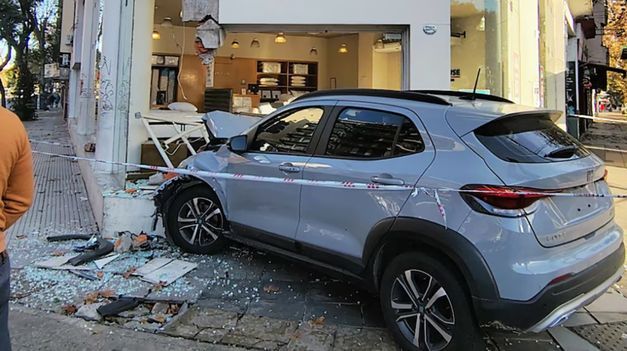 Una conductora se quedó dormida y estrelló su auto contra un local de venta de colchones.