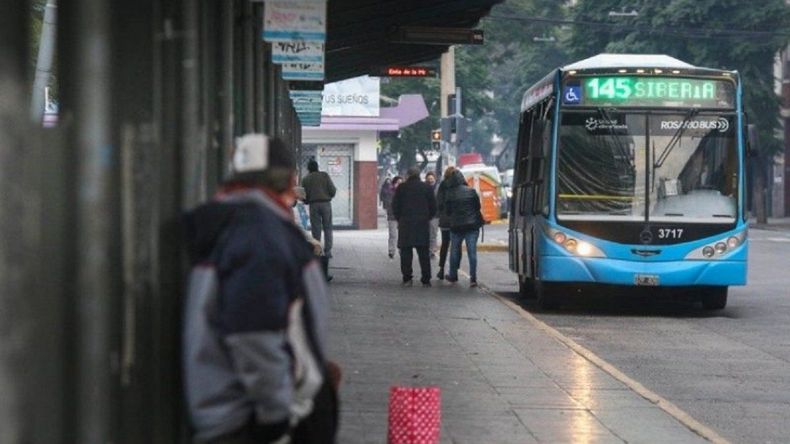 En ciudades como Rosario el colectivo es vertebral en la dinámica diaria.