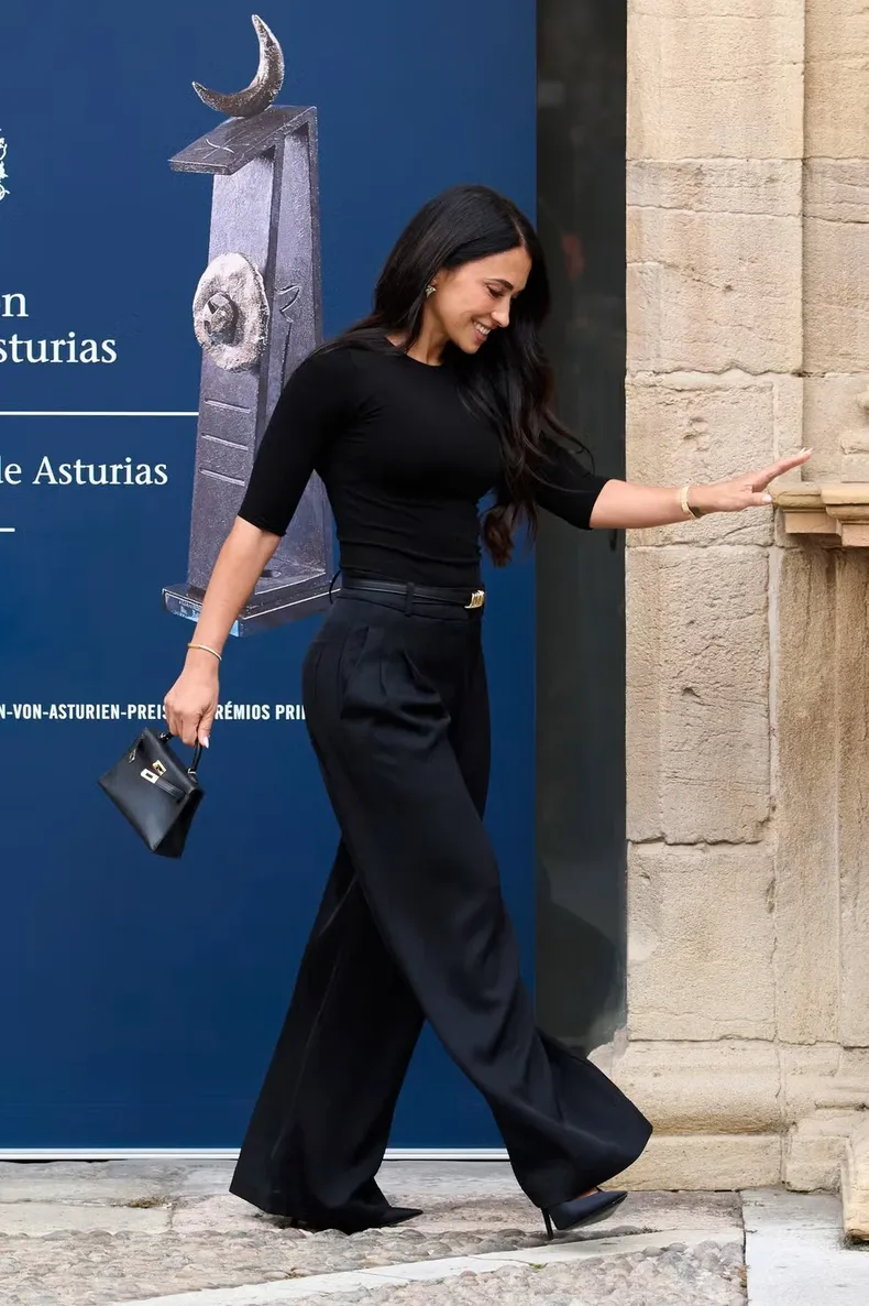 El accesorio que destacó fue su cartera Mini Kelly 20 Sellier de Hermès.