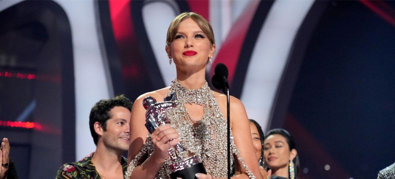 Swift con el premio de video del año en los VMAs 2022.