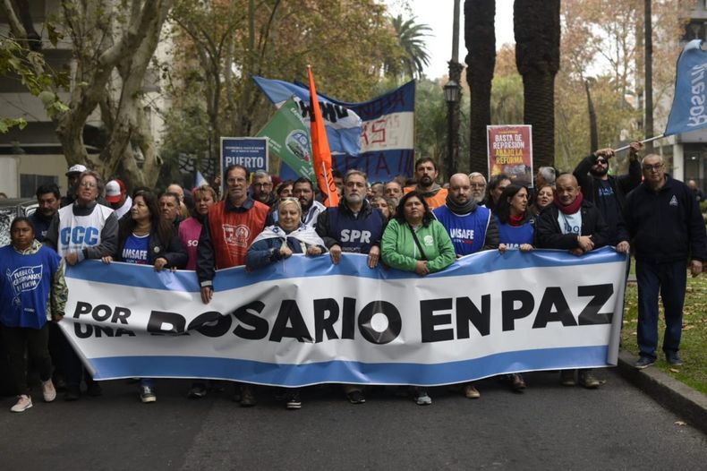 Rosario por la paz: multitudinaria movilización docente por balaceras contra escuelas