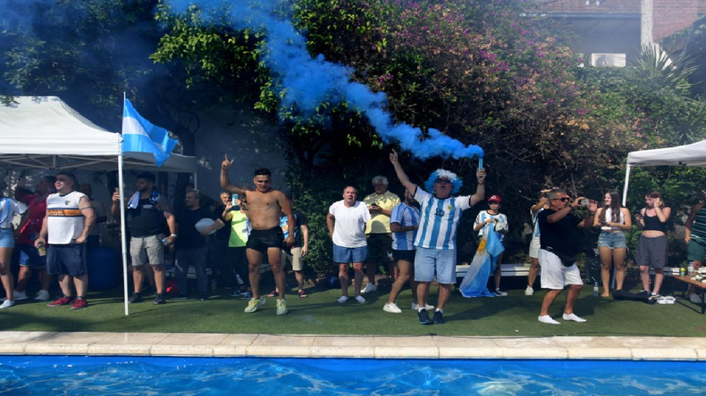 La casa de Maradona en Villa Devoto se colmó de hinchas celebrando el pase a la final del Mundial.