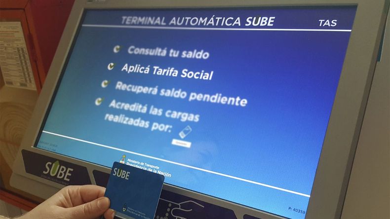 Existe un beneficio que posibilita la disminución a menos de la mitad del costo de los boletos de colectivo, subte y trenes.