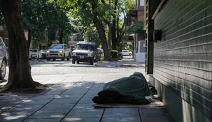 Las familias trabajadoras son desplazadas a la calle por la falta de empleo y los alquileres impagables. Las familias trabajadoras son desplazadas a la calle por la falta de empleo y los alquileres impagables.
