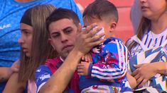 Un hincha de Godoy Cruz protege de los gases lacrimógenos a un niño. Un hincha de Godoy Cruz protege de los gases lacrimógenos a un niño.