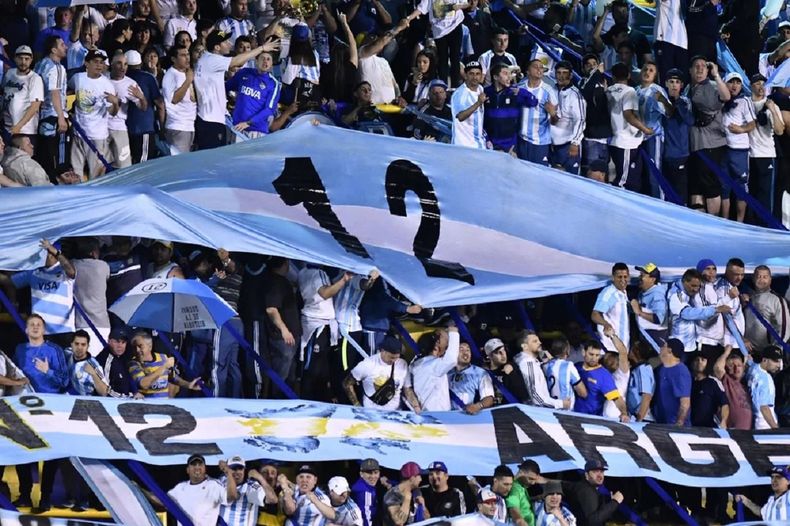 La barra de Boca en el partido entre Argentina frente a Perú.