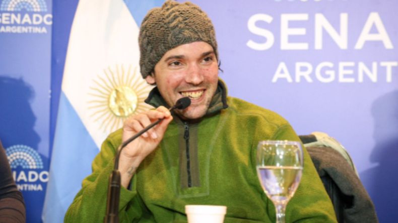 Pablo Grillo en la inauguración de la exposición en el Senado.