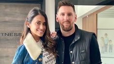 Antonella junto a Messi. Antonella junto a Messi.