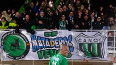 Julio Serrano y los hinchas de Nueva Chicago en Barcelona. Julio Serrano y los hinchas de Nueva Chicago en Barcelona.