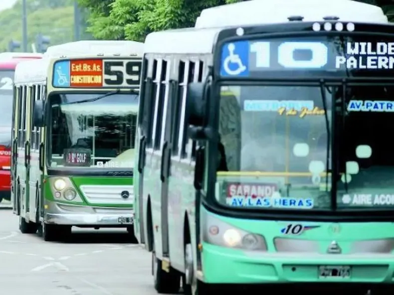Transporte: micros del AMBA realizarán una medida de fuerza este martes.