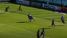 Pablo Adorno realizó una especie de tackle a Rodrigo Salinas. Pablo Adorno realizó una especie de tackle a Rodrigo Salinas.