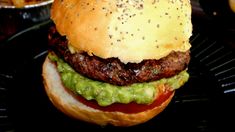El menú se organiza en torno a hamburguesas con distintas combinaciones. El menú se organiza en torno a hamburguesas con distintas combinaciones.