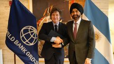 El saludo entre Milei y Banga, en Washington DC.