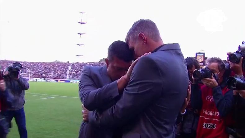 El afectuoso saludo entre Palermo y Battaglia en Mar del Plata.
