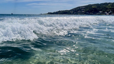 El centro del pueblo se organiza alrededor de su playa principal, una bahía de aproximadamente dos kilómetros con restaurantes, bares y servicios frente al mar. El centro del pueblo se organiza alrededor de su playa principal, una bahía de aproximadamente dos kilómetros con restaurantes, bares y servicios frente al mar.