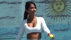 Antonela lució unas zapatillas cómodas para el calor. Antonela lució unas zapatillas cómodas para el calor.