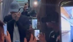 Ciro Martínez tocó su armónica en un avión repleto de hinchas rumbo a la final y el video se volvió viral