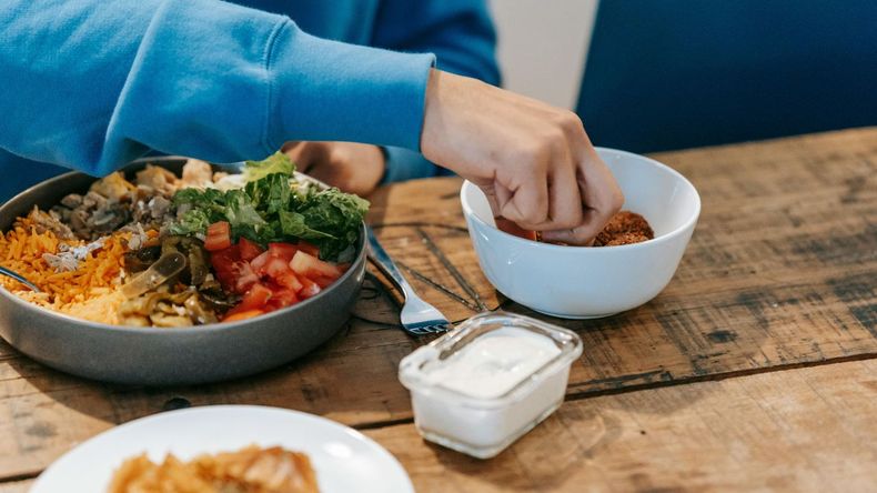Las investigaciones en nutrición y las guías alimentarias actuales coinciden en que no solo importa qué se come
