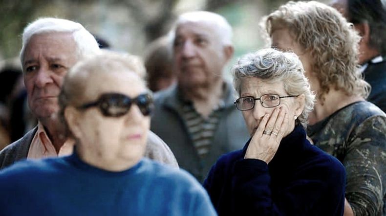 Los jubilados tendrán bono en noviembre y aumento en diciembre.