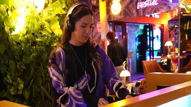 La música y los DJ sets forman parte de la dinámica del lugar.