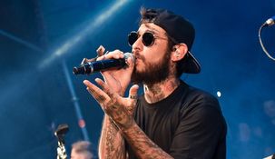 La confirmación llegó el 14 de febrero, cuando el músico compartió una imagen juntos en la playa. La confirmación llegó el 14 de febrero, cuando el músico compartió una imagen juntos en la playa.