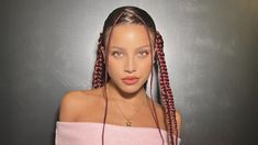 Emilia Mernes fue traicionada por sus propios fanáticos. Emilia Mernes fue traicionada por sus propios fanáticos.