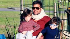 Ricky Martin junto a sus hijos Matteo y Valentino Ricky Martin junto a sus hijos Matteo y Valentino