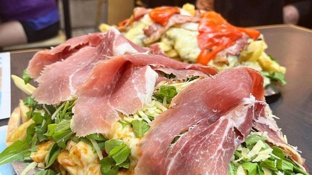 El bodegón barato de Buenos Aires que hace milanesa con jamón crudo, parmesano y rúcula.