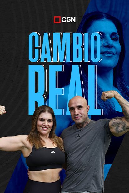 Adriana Pérez junto a La Roca. 