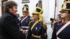 El Presidente con granaderos durante el acto. El Presidente con granaderos durante el acto.