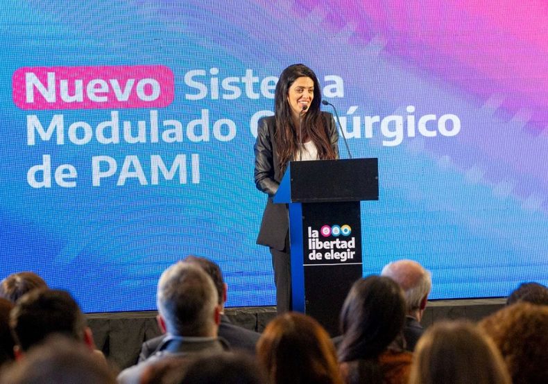 Luana Volnovich en el CCK durante la presentación del Nuevo Sistema Modulado Quirúrgico de PAMI.