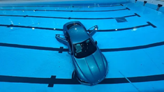 Un auto terminó en el fondo de una pileta en Francia. Un auto terminó en el fondo de una pileta en Francia.