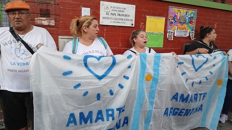 El rosario finalizó justo al llegar a la última casa de los Bergoglio.