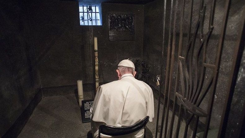 El papa Francisco visitó la celda de Kolbe en Auschwitz.