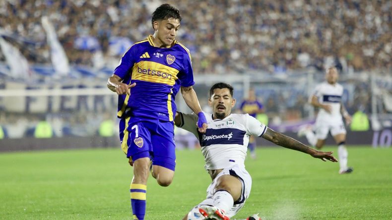 Exequiel Zeballos, de Boca, lucha por el balón con el defensor del Lobo, Enzo Martínez.