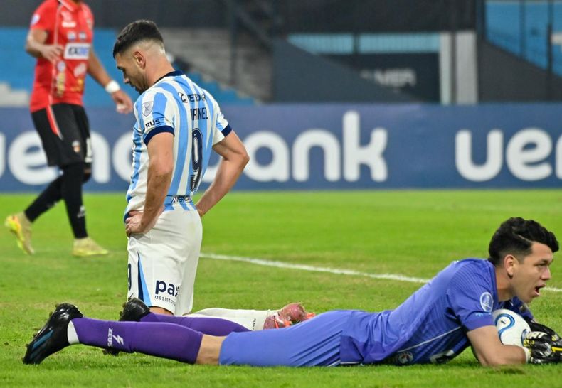 Maravilla metió un golazo de penal, alcanzó a los 60 goles con Racing, pero no alcanzó para ganar el partido.