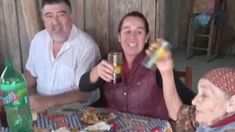 María Victoria Caillava y su esposo Carlos Pérez junto a Catalina, abuela de Loan, en el almuerzo del 13 de junio. María Victoria Caillava y su esposo Carlos Pérez junto a Catalina, abuela de Loan, en el almuerzo del 13 de junio.