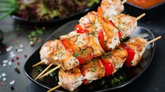 La receta de brochetas de pollo con miel y mostaza para hacer a la parrilla en verano. La receta de brochetas de pollo con miel y mostaza para hacer a la parrilla en verano.