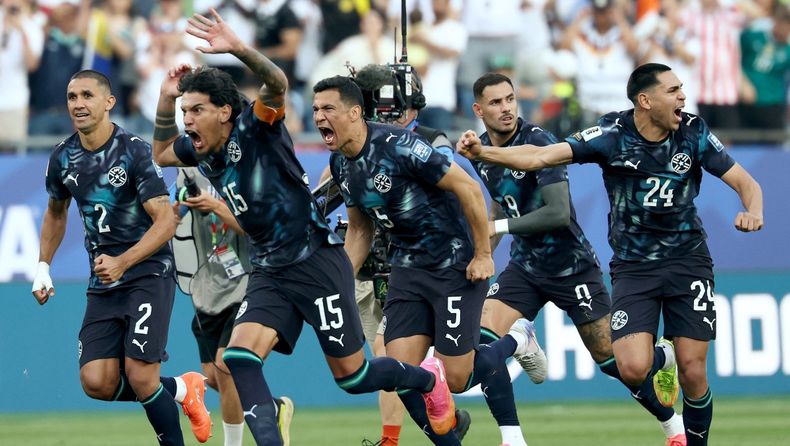 Los jugadores de Paraguay festejan la clasificación a octavos.