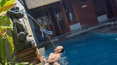 El joven australiano estuvo enfermo varios días por la ingesta del agua contaminada. El joven australiano estuvo enfermo varios días por la ingesta del agua contaminada.