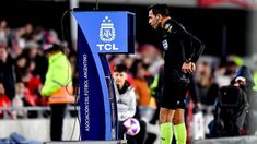 Al igual como se vio en el Mundial de Clubes, los árbitros deberán anunciar al público la decisión del VAR Al igual como se vio en el Mundial de Clubes, los árbitros deberán anunciar al público la decisión del VAR