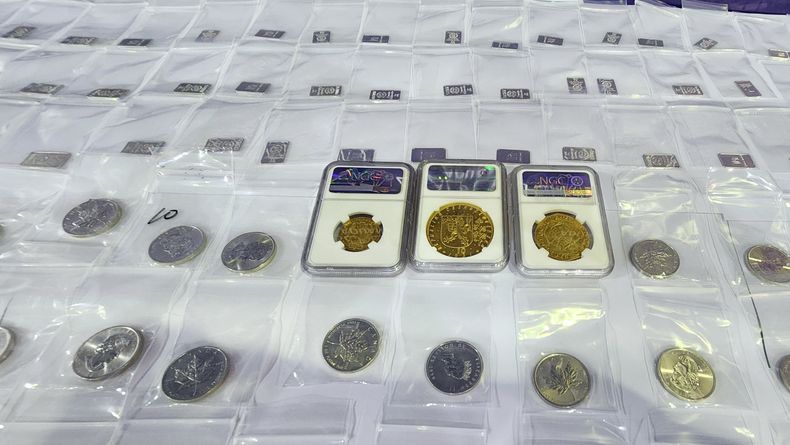  El ciudadano japonés llevaba entre sus pertenecias 3 monedas de colección de gran valor histórico.