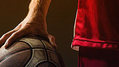 “Rez Ball” es un viaje de resiliencia y unidad que se basa en la novela de Michael Powell, “Canyon Dreams: A Basketball Season on the Navajo Reservation”.