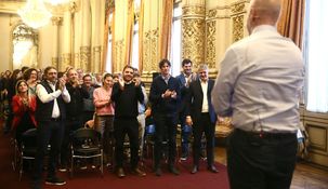 La silla vacía de Jorge Macri en la primera fila.