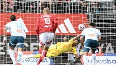 Gran atajada de Rulli en su debut en el Marsella. Gran atajada de Rulli en su debut en el Marsella.