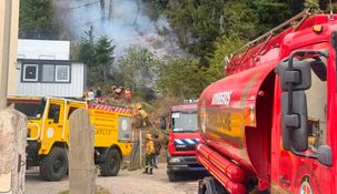 Bomberos actuaron rápidamente detrás del Sanatorio San Carlos en Bariloche.&nbsp;